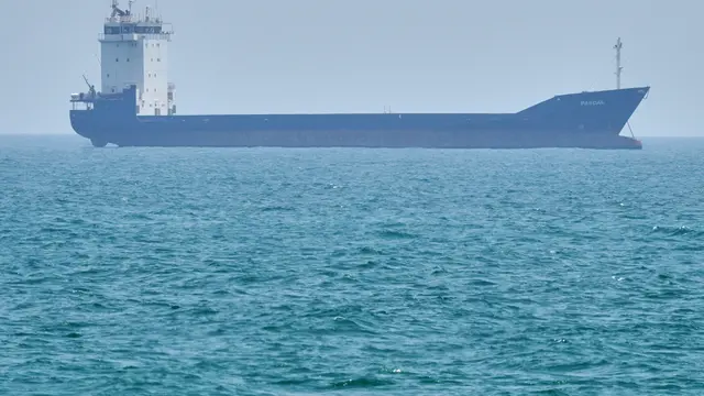 Sebuah kapal tanker berlabuh di Selat Hormuz di lepas pantai Pulau Qeshm, Iran, Sabtu, 18 April 2026. (AP Photo/Asghar Besharati)