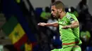 Pemain Algeria, Islam Slimani mengoleksi empat gol pada babak kulifikasi Piala Dunia 2018 zona Afrika. (AFP/Khalid Desouki)