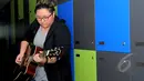 Meski jadwal manggung Yuka tidak sepadat Nowela yang menjadi juara, ia mengaku bersyukur dengan rezeki sudah bisa membantu keperluan adiknya yang sekolah, Jakarta, Kamis (12/2/2015). (Liputan6.com/Faisal R Syam)