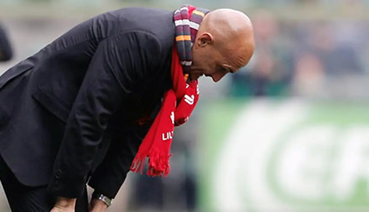 Pelatih AS Roma, Luciano Spalletti terpekur menyaksikan tim asuhannya kalah 2-3 dari Genoa dalam lanjutan Liga Serie A di Stadio Luigi Ferraris, Genova, 15 Maret 2009. AFP PHOTO/FABIO MUZZI