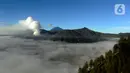Asap vulkanik berwarna putih terlihat keluar dari kawah Bromo. (merdeka.com/Arie Basuki)