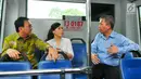 Basuki Tjahaja Purnama atau Ahok dan Veronica Tan meluncurkan bus TransJakarta khusus wanita di Balai Kota Jakarta, 21 April 2016. Tiga tahun pacaran, Ahok akhirnya mengikat janji suci dengan Veronica pada 6 September 1997. (Liputan6.com/Yoppy Renato)