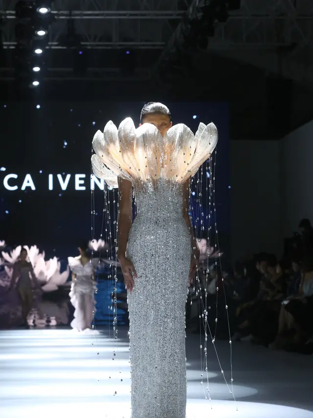 6 Potret Koleksi “Nyonya” Karya Monica Ivena di JFW 2025, Sebuah Penghargaan untuk Pengorbanan dan Kekuatan Para Ibu