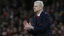 Pelatih Arsenal, Arsene Wenger, memberikan semangat kepada anak asuhnya saat berlaga melawan Bournemouth. (Reuters/Stefan Wermuth)