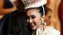 Kontestan asal Indonesia, Kevin Lilliana memeluk Miss International 2016, Kylie Verzosa dari Filipina usai menerima mahkota Miss International 2017 selama final Miss International Beauty Pageant di Tokyo, Jepang (14/11). (AFP Photo/Toshifumi Kitamura)
