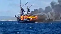 Sebuah kapal wisata di Labuan Bajo, Kabupaten Manggarai Barat, NTT bernama Sea Safari dilaporkan terbakar di dekat Pulau Penga dan Pulau Papagarang, Kamis (2/5/2024). (Liputan6.com/ Ola Keda)