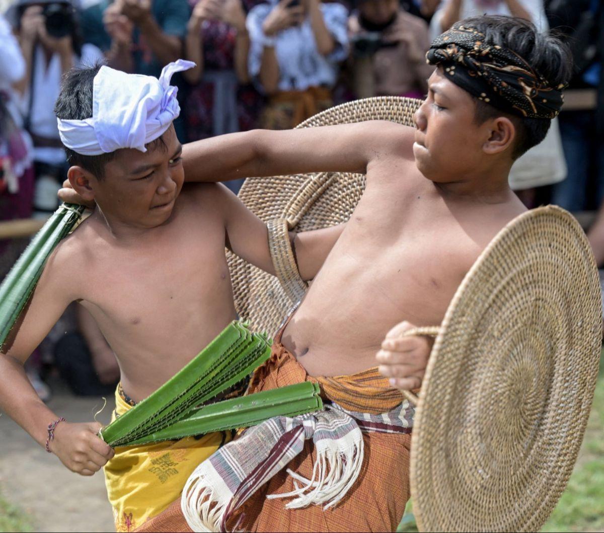 Anak-anak bertarung dalam tradisi Perang Pandan di Desa Tenganan, Karangasem, Bali, Rabu (5/6/2024). Tradisi Perang Pandan, yang juga dikenal sebagai Mekare-kare, merupakan bagian dari ritual Sasih Sembah di Desa Tenganan, Bali.&nbsp;Foto: Sonny Tumbelaka
