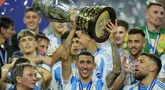 Pemain Argentina, Angel Di Maria mengangkat trofi Copa America 2024 setelah memenangkan laga final melawan Kolombia di Hard Rock Stadium, Miami, Florida, Senin (15/07/2024) WIB. (AP Photo/Rebecca Blackwell)