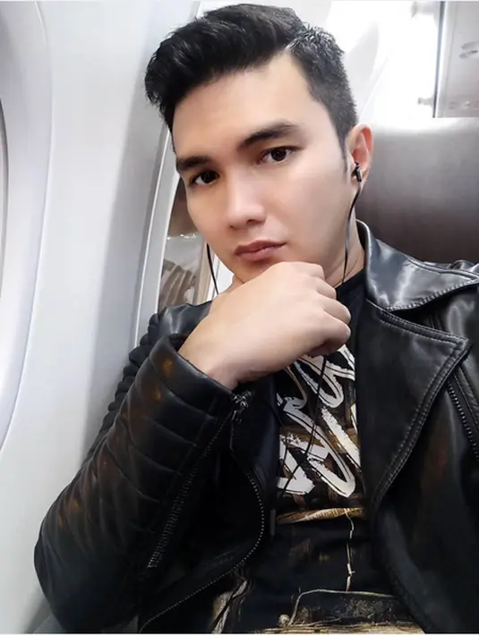 Melalui akun Instagram, Aldi Taher menjawab berita yang beredar mengenai penyakitnya. Sambil memasang foto, saat menjalani perawatan kemoterapi. (Instagram/alditaher_official)