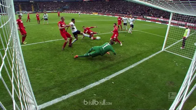 Lukas Hradecky melakukan blunder memalukan saat Frankfurt kalahkan Koln 4-2. This video is presented by Ballball.