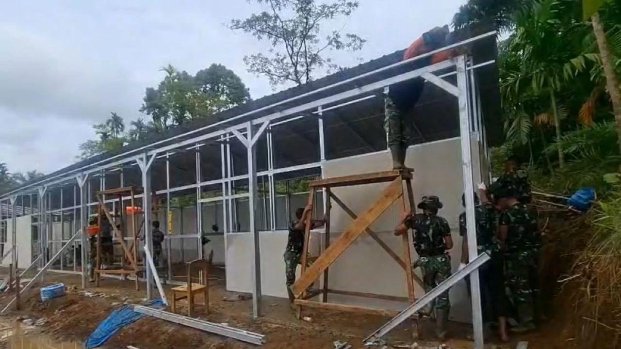 TNI AD Kerahkan Pasukan Bangun Hunian Sementara untuk Korban Tanah Bergerak di Lima Puluh Kota
