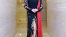 Kebaya hitam berpayet dengan selendang merah pun membuat Ayu tampak anggun. Ditambah kain batik model slit yang membuatnya tampak jenjang.  [@ayutingting92]