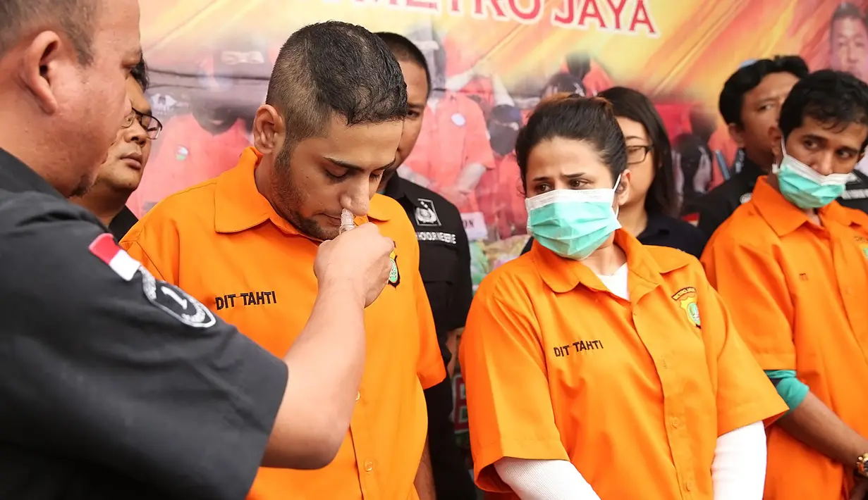 Ia terkesan akan pingsan dan sering kali memejamkan matanya pun segera dibawa ke dalam oleh pihak berwajib. "Tadi kurang enak badan," kata salah seorang penyidik. (Bambang E Ros/Bintang.com)