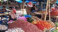 Lapak dagangan kebutuhan pokok di pasar tradisional pasar Alok Maumere, Kabupaten Sikka, NTT. (Liputan6.com/ Dionisius Wilibardus)
