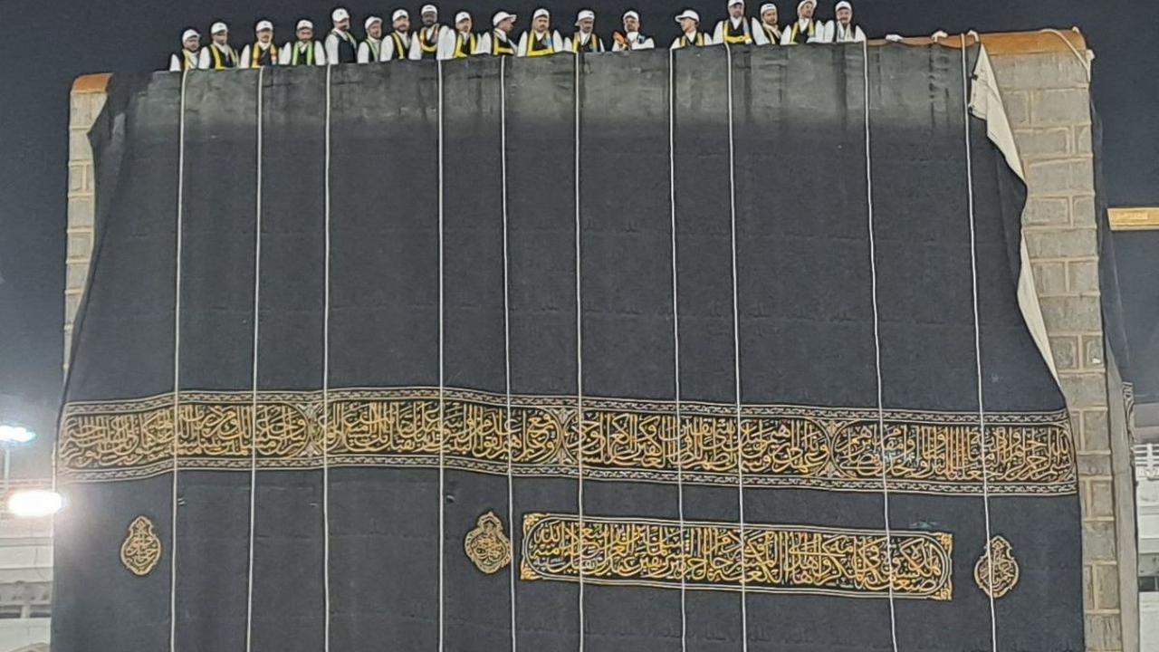 FOTO: Momen Penggantian Kiswah Ka'bah di Malam Tahun Baru 1 Muharram 1445 Hijriah
