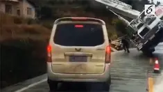 Rekaman crane jatuh karena hilang keseimbangan di China. Dua orang pekerja nyaris menjadi korban.