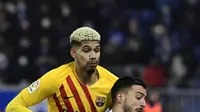 Penyerang Deportivo Alaves, Joselu Alaves berebut bola dengan bek Barcelona Ronald Araujo dalam duel pekan ke-22 La Liga 2021/22, di Estadio Mendizorroza, Senin (24/1/2022) dini hari WIB. Gol telat Frenkie De Jong memenangkan Barcelona 1-0. (AP Photo/Alvaro Barrientos)