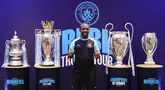 Mantan pemain Manchester City, Shaun Wright-Phillips, berfoto di depan empat trofi yang diraih The Citizen musim lalu. Trofi tersebut dipamerkan di hadapan media, di Hotel Double Three Jakarta, Indonesia, Kamis (28/9/2023). (Bola.com/Yus Mei Sawitri)