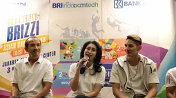 Direktur Konsumer BRI Handayani (tengah) bersama para atlet Asian Games 2018 saat meluncurkan kartu Brizzi di Indocomtech, Jakarta, Jumat (3/11). Hingga saat ini, BRI sudah mengeluarkan sekitar 20 ribu kartu khusus Asian Games.(Liputan6.com/Faizal Fanani)