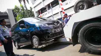 Mulai besok, masyarakat yang terkena derek karena parkir sembarangan bisa membayar denda parkir melalui ATM dengan denda derek Rp. 500.000, Jakarta, (1/9/14). (Liputan6.com/Faizal Fanani)