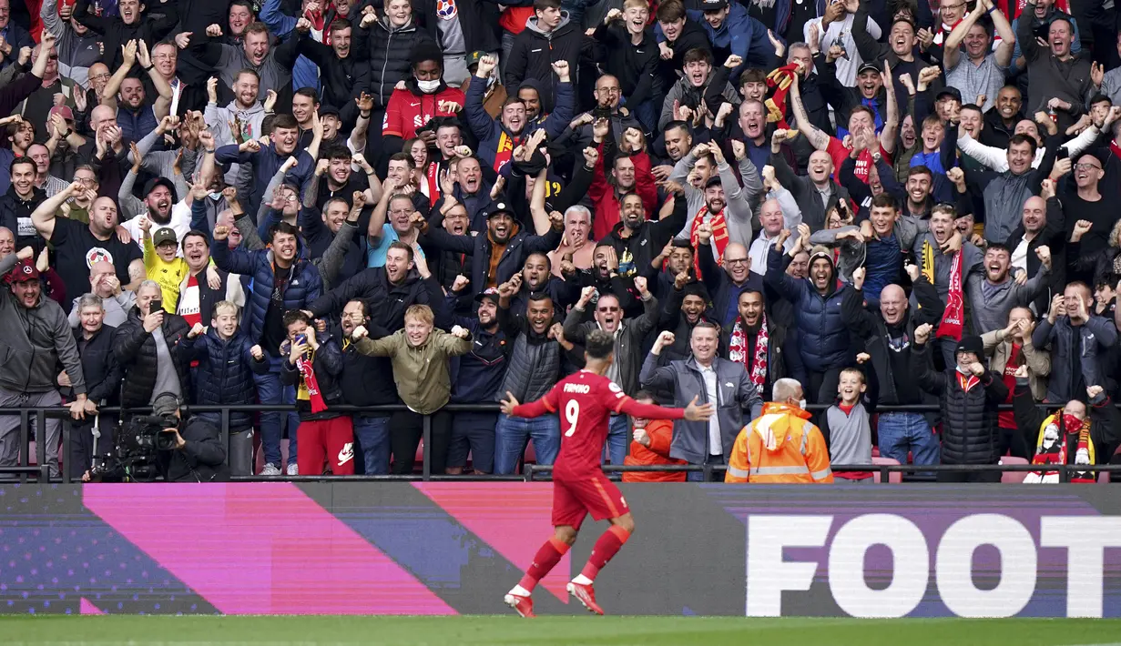 Liverpool justru kembali menjauh dengan unggul 3-0 pada menit ke-52. Roberto Firmino mencetak gol keduanya lewat aksi individunya. (PA via AP/Tess Derry)