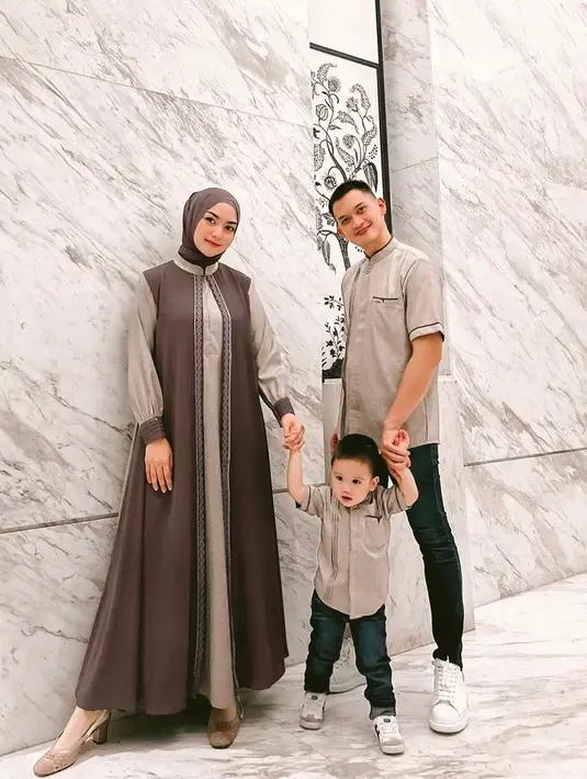 Kembaran bareng suami dan si kecil, bisa tiru look Citra Kirana ini. padukan gamis nuansa cokelat tua dan nude dengan hijab warna cokelat tua yang senada. (Instagram/citraciki).
