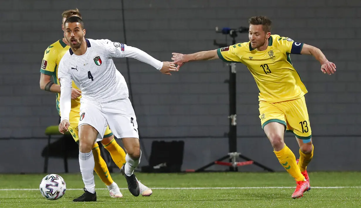 Pemain Italia Leonardo Spinazzola (kiri) memperebutkan bola dengan pemain Lithuania Saulius Mikoliunas pada pertandingan Grup C kualifikasi Piala Dunia 2022 di Stadion LFF, Vilnius, Lithuania, Rabu (31/3/2021). Italia menang 2-0. (AP Photo/Mindaugas Kulbis)