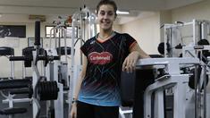 Juara tunggal putri All England 2015, Carolina Marin berbagi cerita ekslusif kepada Bola.com usai latihan dengan pebulu tangkis bulutangkis di GOR Cipayung, Jakarta Timur, Jumat (22/5).  