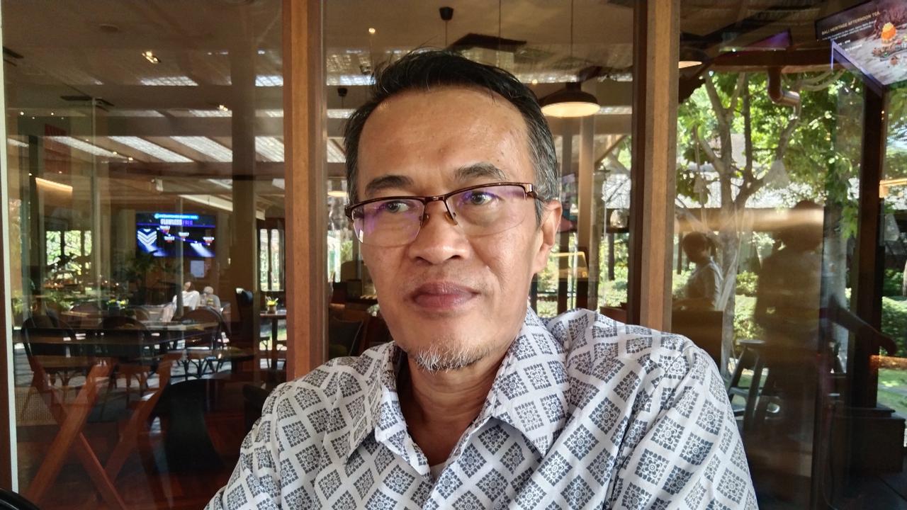 Zaini Rakhman selaku peneliti burung Elang Jawa sekaligus Ketua Raptor Indonesia (RAIN), Jumat (21/8). (merdeka.com/Foto Kadafi)