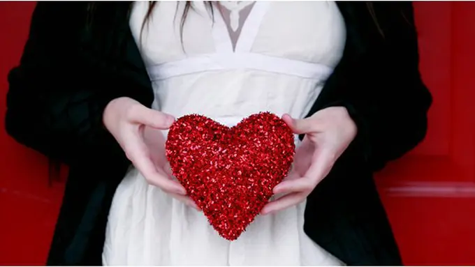 Jatuh Cinta/copyright unsplash.com/@sharonmccutcheon