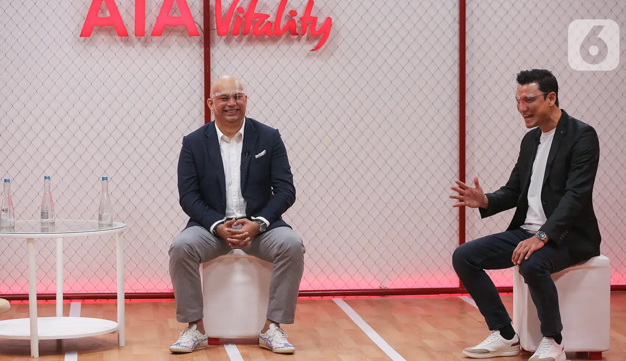 AIA President Director Sainthan Satyamoorthy dan AIA Indonesia Brand Ambassador Christian Sugiono berbincang pada peluncuran AIA Vitality di Jakarta (03/01/2020). Platform kesehatan komprehensif yang didukung sains terbukti secara ilmiah untuk hasil lebih baik dan terukur.(Liputan6.com/Fery Pradolo)