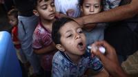 Program ini hasil kerjasama Organisasi Kesehatan Dunia (WHO), Kementerian Kesehatan Palestina, UNICEF, dan Badan PBB untuk Pengungsi Palestina (UNRWA), yang menargetkan lebih dari 600.000 anak di bawah usia 10 tahun. (Eyad BABA/AFP)