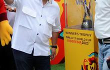 FOTO: Antusiasme Masyarakat Bersama Erick Thohir dan Heru Budi Hartono Melihat Trofi Piala Dunia U-17 2023 Dipamerkan di Bundaran HI