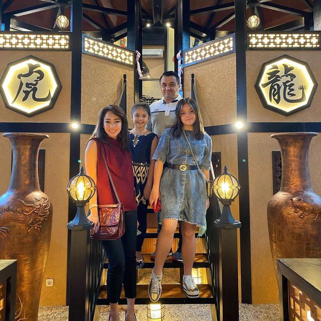 6 Potret Lawas Dea Tunggaesti dan Mantan Suami, Masih Jaga Hubungan Demi Anak