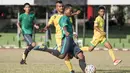 Striker Timnas Indonesia U-16, Amiruddin Bagus, berusaha membobol gawang Kabomania U-17 pada laga uji coba di Stadion Atang Sutresna, Jakarta Timur, Jumat (8/9/2017). Timnas U-16 menang 6-1 atas Kabomania U-17. (Bola.com/Vitalis Yogi Trisna)