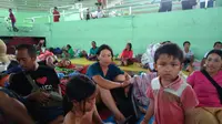 Anak-anak pengungsi dari wilayah zona merah Gunung Agung yang berada di posko pengungsian GOR Suwecapura, Klungkung, Bali. (Liputan6.com/Dewi Divianta)
