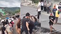 Aksi nekat warga memblokir perlintasan kereta api di Bandar Lampung viral di media sosial. (Tangkapan Layar Instagram).