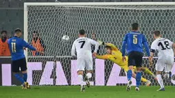 Penyerang Italia, Vincenzo Grifo, saat mencetak gol ke gawang Estonia pada laga uji coba di Stadion Artemino Franchi, Kamis (12/11/2020) dini hari WIB. Italia menang 4-0 atas Estonia. (AFP/Alberto Pizzoli)