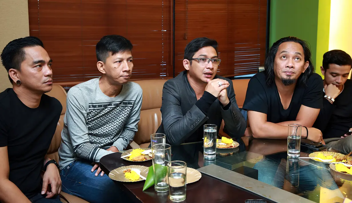 Ditemui di Kantor Trinity Optima, Jakarta Pusat, Selasa (22/12/2015), para personel Ungu berkumpul untuk memberikan dukungan kepada Pasha yang kini memiliki tanggung jawab baru sebagai pimpinan daerah. (Deki Prayoga/Bintang.com)