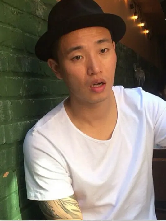 Artis Korea ini juga menjelaskan alasannya membentuk tubuh kekar dan berotot. Semua itu lantaran ia ingin lakukan sesuatu yangdapat menyanggah tulang belakangnya. (Instagram/kjk76)