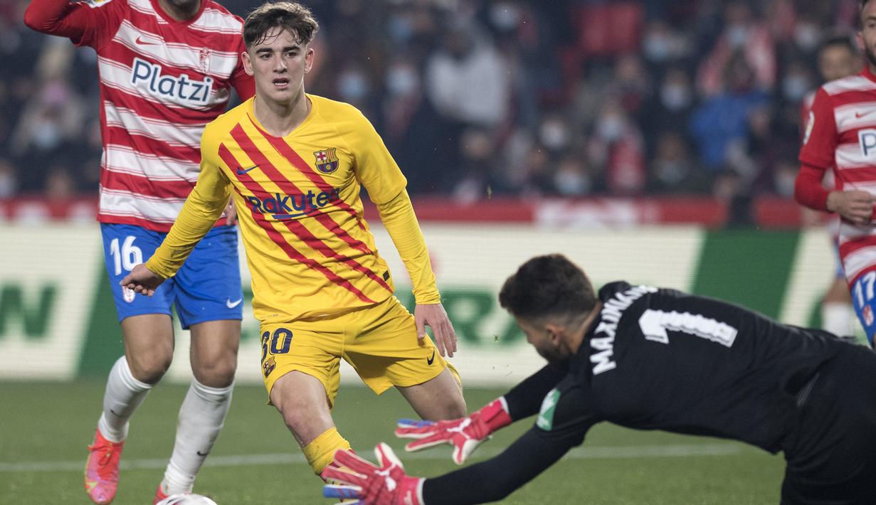 Pada menit ke-80 di tengah keunggulannya, Barcelona harus kehilangan Gavi (kiri) yang diusir wasit akibat menerima kartu kuning kedua usai pelanggarannya terhadap Alex Collado. (AFP/Jorge Guerrero)