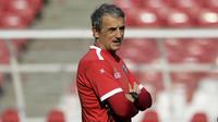 Pelatih Arema FC, Milomir Seslija, memperhatikan timnya saat menggelar sesi latihan di Stadion GBK, Jakarta, Jumat (2/8). Jelang hadapi Persija, skuat Arema jajal Stadion GBK. (Bola.com/YoppyRenato)