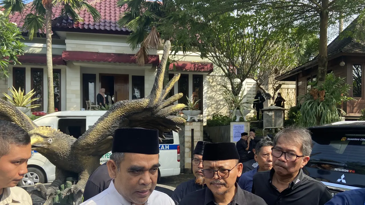 Sekjen Partai Gerindra Ahmad Muzani takziah ke rumah duka mantan Wakil Ketua DPRD DKI Jakarta M Taufik, di Pondok Ranggon, Jakarta Timur, Kamis (4/5/2023). (Foto: Muhammad Radityo Priyasmoro/Liputan6.com)