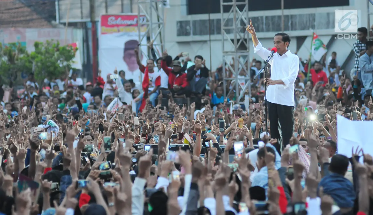 Capres nomor urut 01 Joko Widodo atau Jokowi berpidato di depan pendukungnya saat kampanye terbuka di Alun-Alun Brebes, Jawa Tengah, Kamis (4/4). Jokowi menargetkan kemenangan lebih dari 80 persen di Brebes. (Liputan6.com/Angga Yuniar)