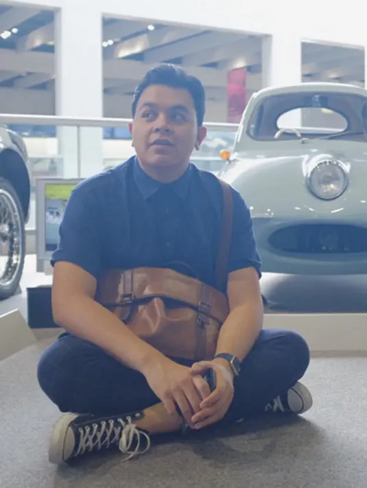 Tulus  adalah seorang mahasiswa di Universitas Katolik Parahyangan,Bandung. Arsitek adalah jurusan yang telah ditamatkan  olehnya.  ( viainstagram@tulusm/Bintang.com)