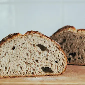 Tak perlu ke bakery, kini aroma khas sourdough bisa hadir langsung dari dapur rumah. [Dok/Pexels.com/Elle Hughes].