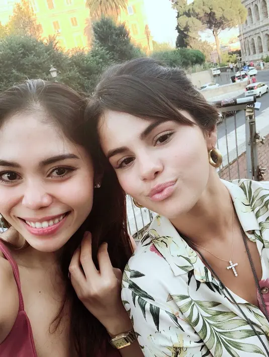 Dalam foto-foto yang beredar, Selena Gomez bersedia berpose dengan para penggamernya di Italia. (Twitter/SelenaHQMedia)
