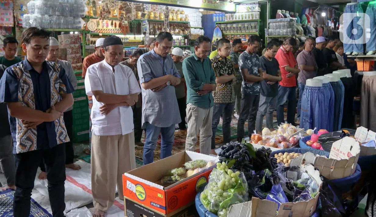 Umat muslim melaksanakan ibadah salat Jumat pertama pada bulan Ramadhan 1445 H di Pasar Tanah Abang, Jakarta,Jumat (15/3/2024). (Liputan6.com/Herman Zakharia)
