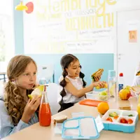 Ajarkan anak-anak untuk memakan makanannya sendiri agar mereka dapat makan dengan nyaman bersama teman-temannya. (Foto: Pexels/Yan Krukau)