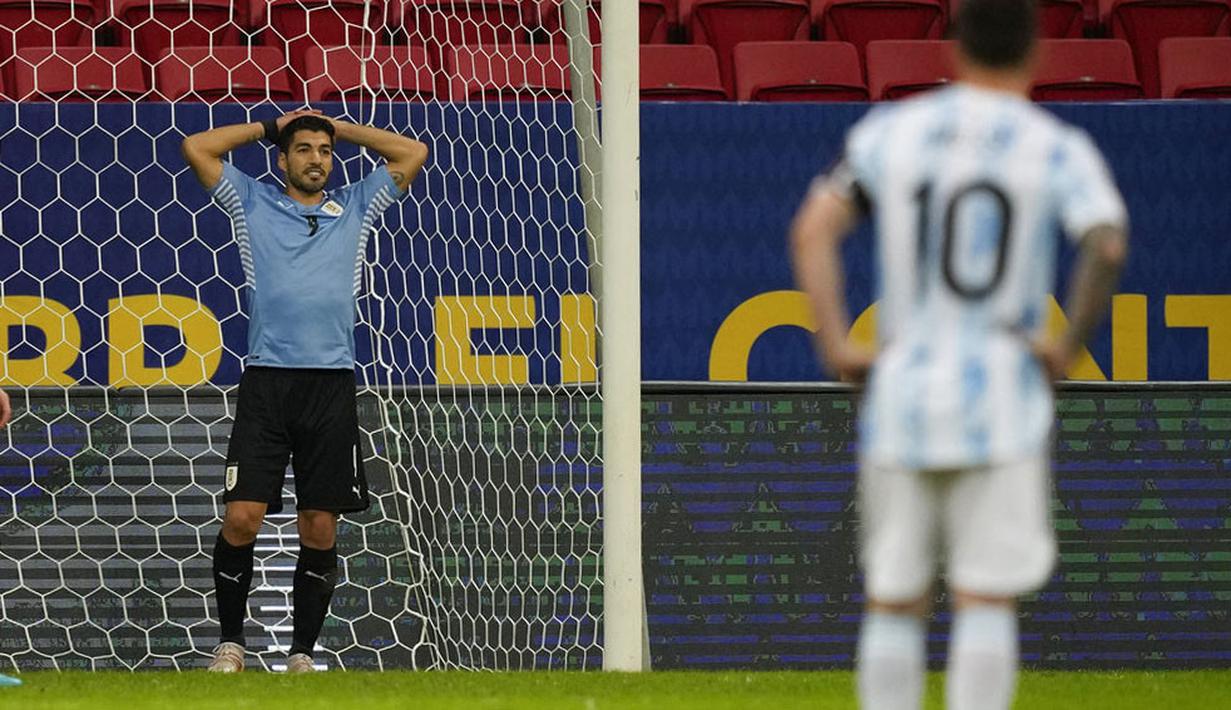 Meski jual beli serangan terus terjadi, Uruguay dan Argentina tidak mampu mencetak gol hingga laga berakhir. (AP/Ricardo Mazalan)